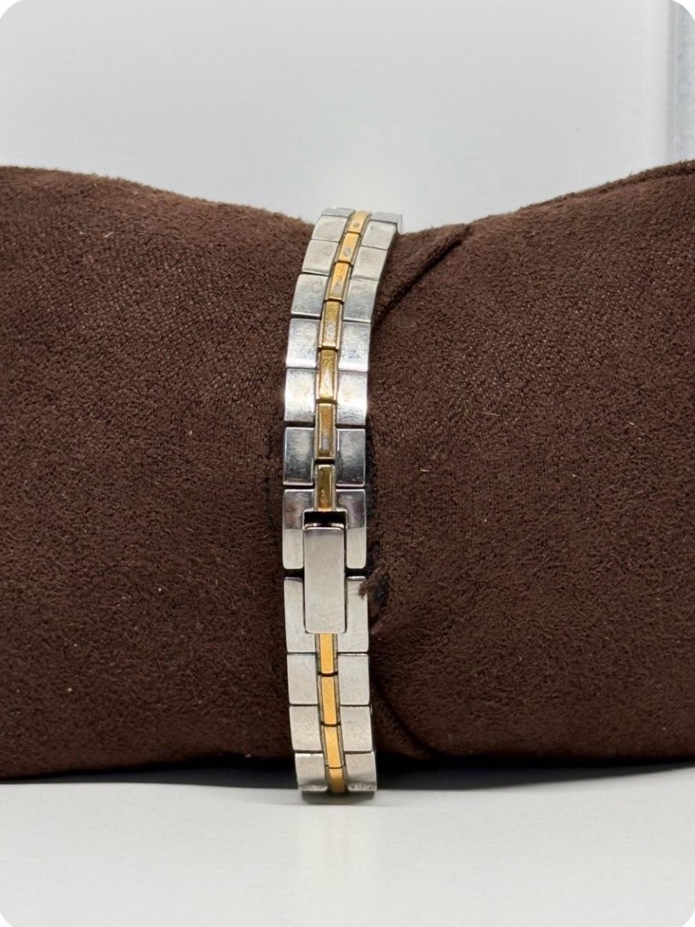 Vintage Caravelle by Bulova Women’s Watch Two Tone Oval Quartz Dress Watch Japan - Picture 4 of 6